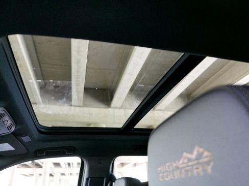 Used 2025 Chevrolet Suburban High Country image 28