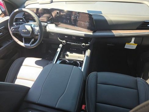 New 2025 Chevrolet Suburban Premier image 18