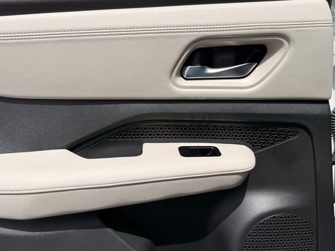 Used 2023 Nissan Ariya AWD image 32