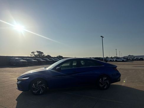 Used 2025 Hyundai Elantra SEL FWD image 12