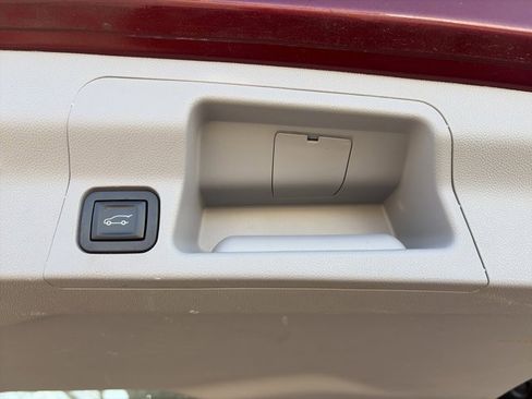 Used 2017 GMC Acadia SLT w/ LPO, Cargo Package image 8