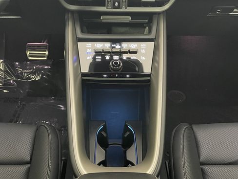 Certified 2025 Porsche Macan Turbo Electric AWD/4WD image 20