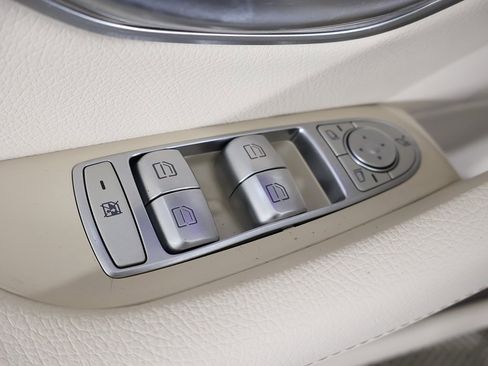 Used 2017 Mercedes-Benz E 300 4MATIC image 41