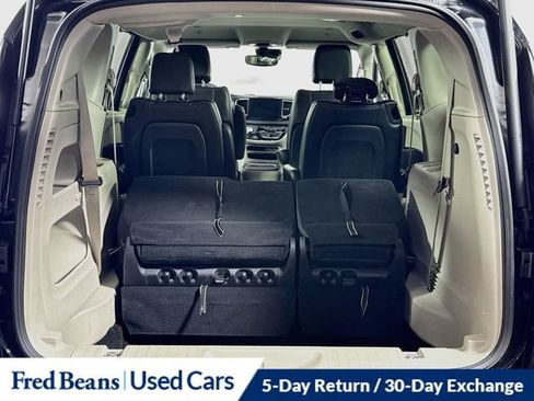 Used 2023 Chrysler Pacifica Touring-L FWD image 32