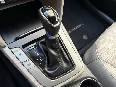 Used 2017 Hyundai Elantra Limited image 27