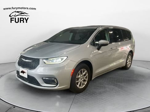 Used 2023 Chrysler Pacifica Touring-L FWD image 7