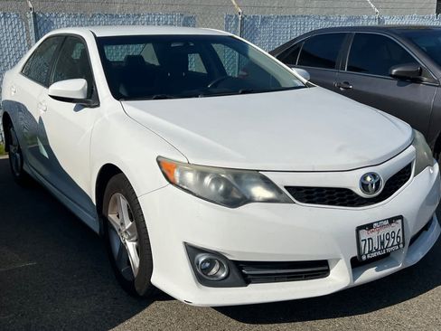 Used 2014 Toyota Camry L image 3