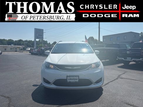 Used 2020 Chrysler Pacifica Touring-L Plus w/ Tire & Wheel Group FWD image 2