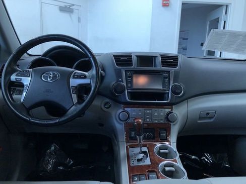 Used 2013 Toyota Highlander Limited AWD/4WD image 18