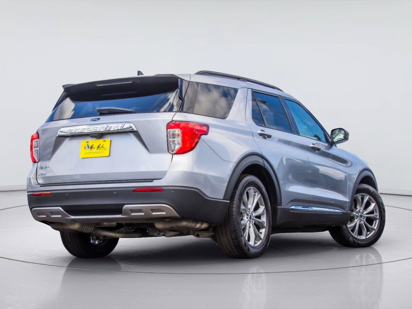 Certified 2021 Ford Explorer XLT w/ Equipment Group 202A RWD image 4