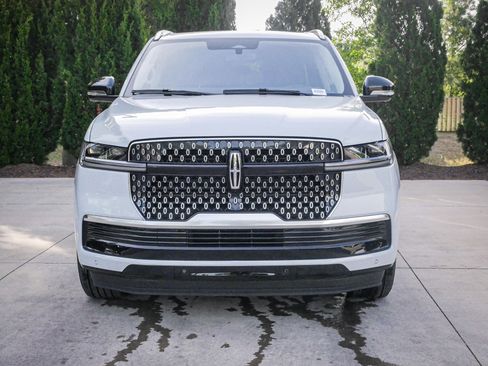 Used 2025 Lincoln Navigator L Reserve image 3