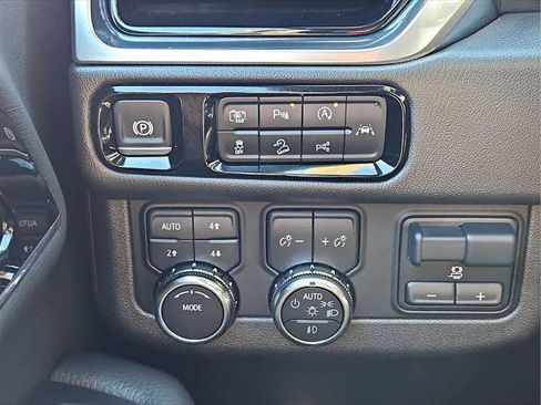 Used 2025 GMC Yukon XL Denali w/ Denali Reserve Package AWD/4WD image 21