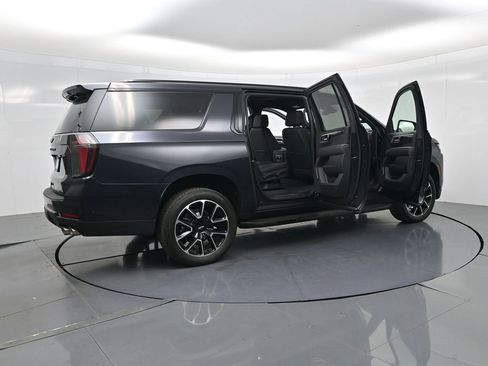 Used 2025 Chevrolet Suburban RST RWD image 4