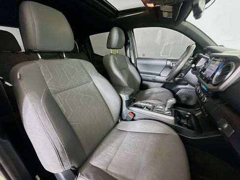 Used 2017 Toyota Tacoma TRD Off-Road image 30