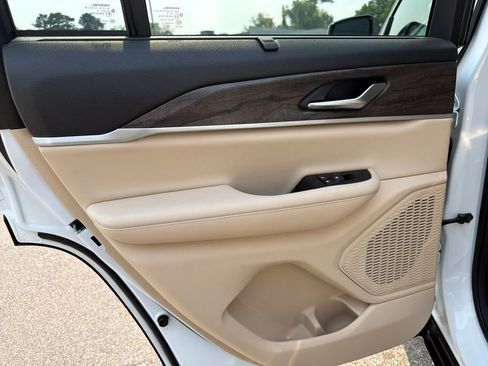 Used 2023 Jeep Grand Cherokee Limited w/ Luxury Tech Group II image 31