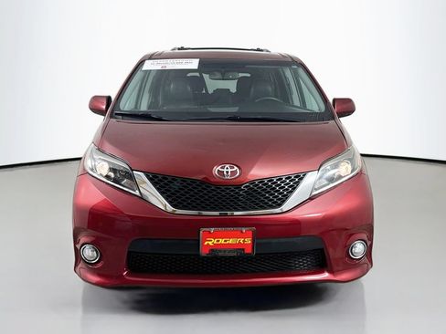 Certified 2017 Toyota Sienna SE Premium FWD image 2