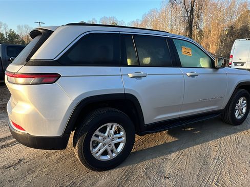 Used 2024 Jeep Grand Cherokee Laredo image 8