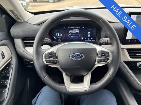 Used 2025 Ford Explorer Active AWD/4WD image 26