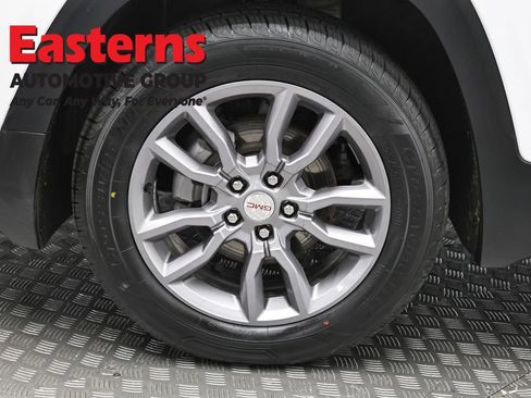 Used 2024 GMC Terrain SLT image 34