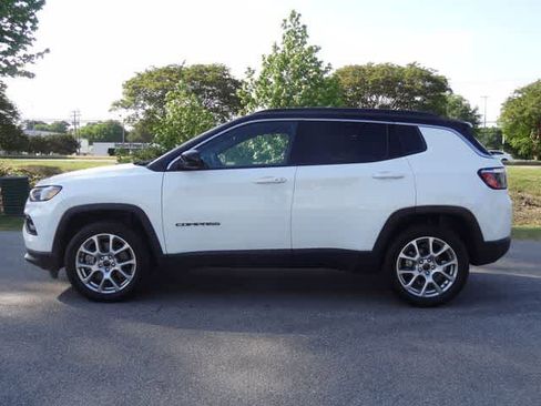 Used 2025 Jeep Compass Limited AWD/4WD image 2
