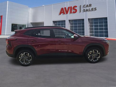 Used 2025 Chevrolet Trax LT w/ LT Convenience Package image 7