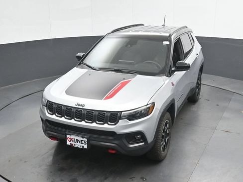 Used 2025 Jeep Compass Trailhawk w/ Trailer Tow Group AWD/4WD image 35