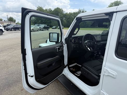 New 2026 Jeep Wrangler Unlimited Sahara AWD/4WD image 11