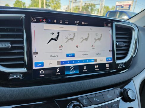 Used 2024 Chrysler Pacifica Touring-L FWD image 20