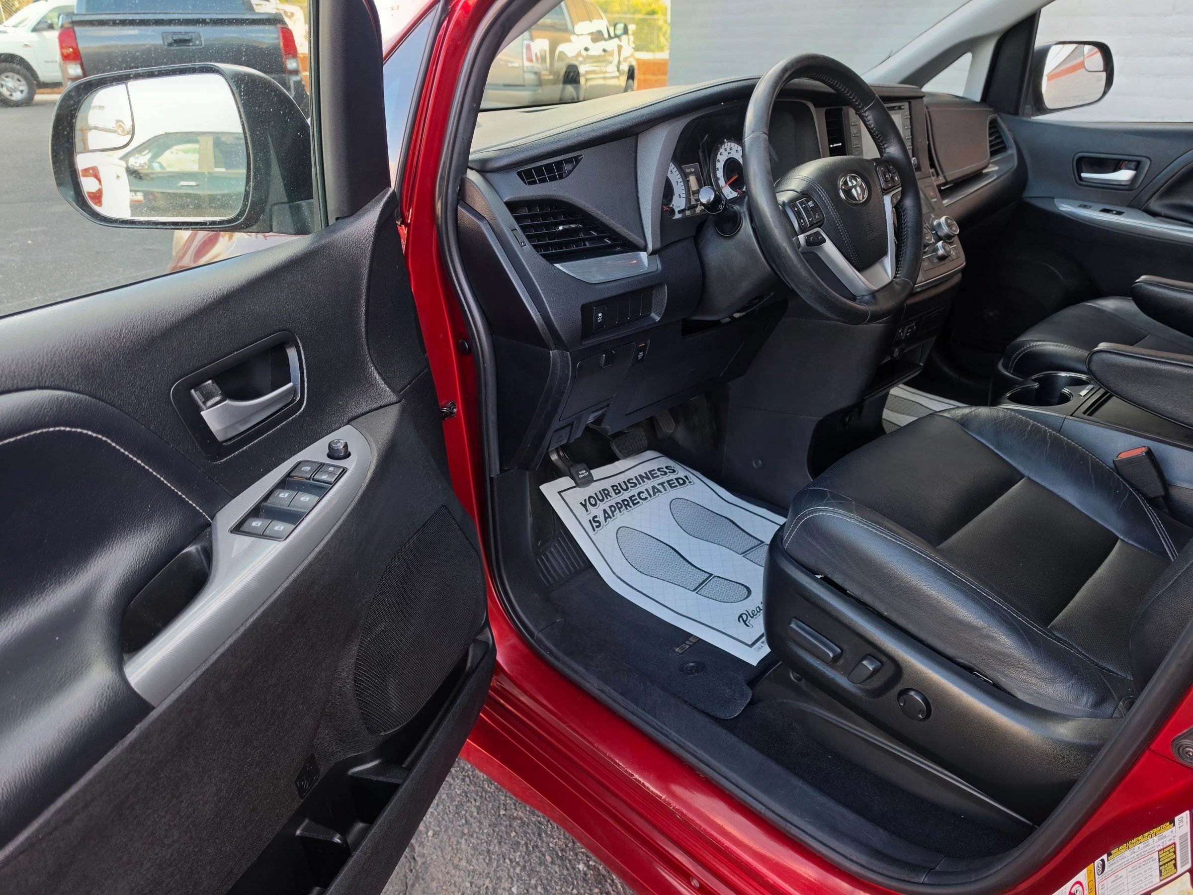 Used 2018 Toyota Sienna SE FWD image 13