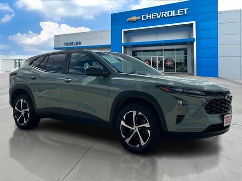 Used 2024 Chevrolet Trax RS w/ Driver Confidence Package FWD image 3