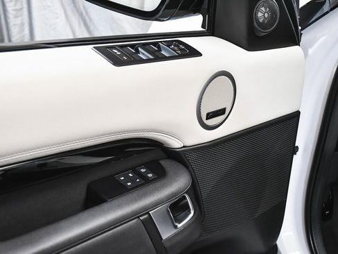 Used 2025 Land Rover Discovery S image 10