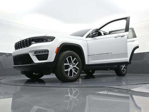 Used 2024 Jeep Grand Cherokee Limited AWD/4WD image 27