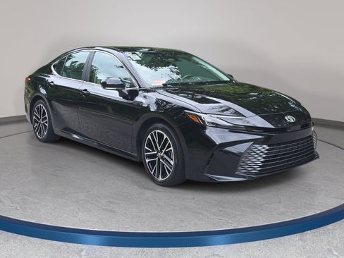 Used 2025 Toyota Camry XLE FWD image 3