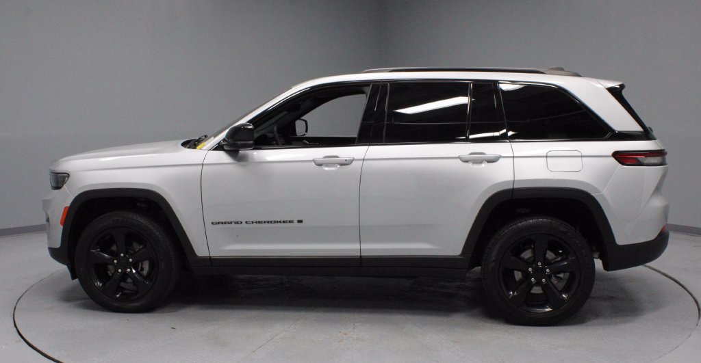 Used 2023 Jeep Grand Cherokee Altitude AWD/4WD image 7