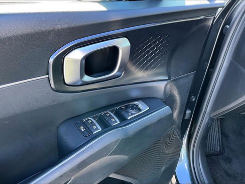 Used 2024 Kia Sorento LX image 18