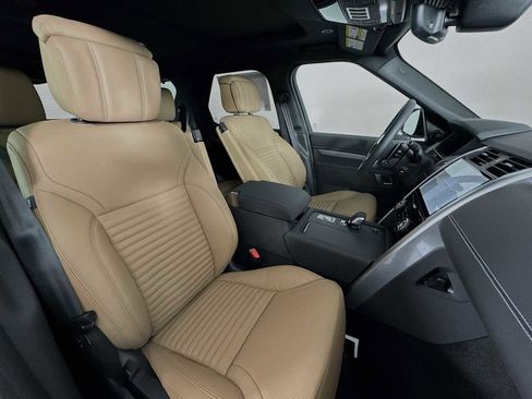 New 2025 Land Rover Discovery Dynamic SE image 24