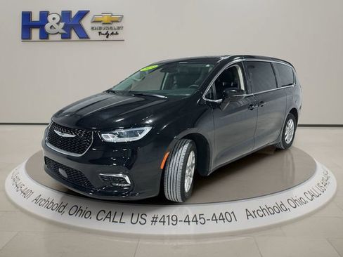 Used 2024 Chrysler Pacifica Touring-L FWD image 3