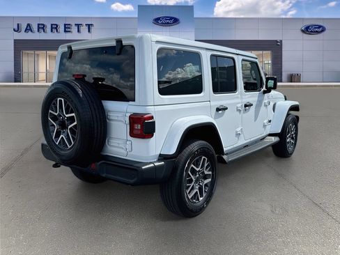 Used 2026 Jeep Wrangler Unlimited Sahara AWD/4WD image 7