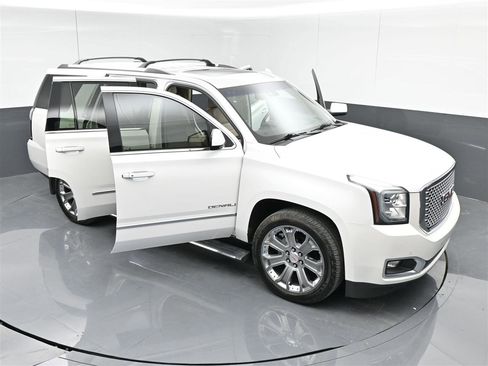 Used 2017 GMC Yukon Denali w/ Open Road Package AWD/4WD image 38