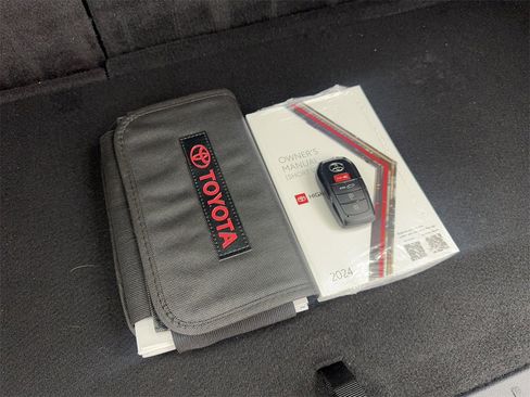 Used 2024 Toyota Highlander FWD image 88