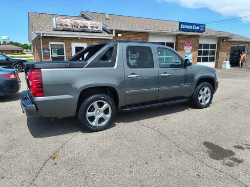 Used 2011 Chevrolet Avalanche LTZ AWD/4WD image 4