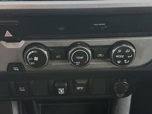 Used 2020 Toyota Tacoma SR5 RWD image 18