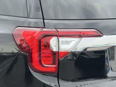 Used 2023 GMC Acadia SLT AWD/4WD image 10