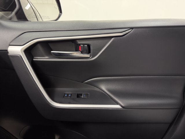 Used 2022 Toyota RAV4 XLE w/ Convenience Package FWD image 23