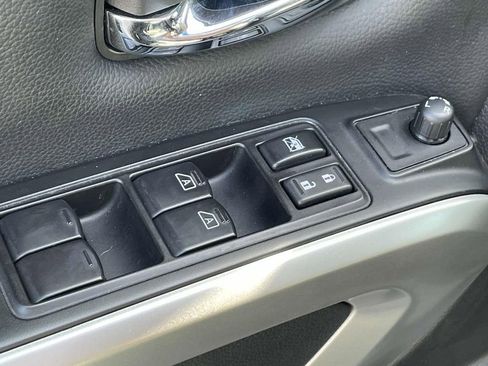 Used 2024 Nissan Titan SV w/ SV Convenience Package image 16