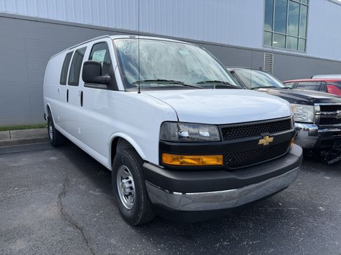 New 2026 Chevrolet Express 3500 Extended RWD image 2