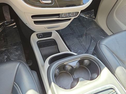 Used 2024 Chrysler Pacifica Select image 31
