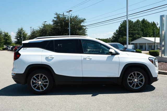 Used 2022 GMC Terrain SLT w/ Infotainment Package II FWD image 4