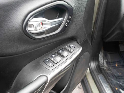 Used 2019 Jeep Cherokee Limited image 7