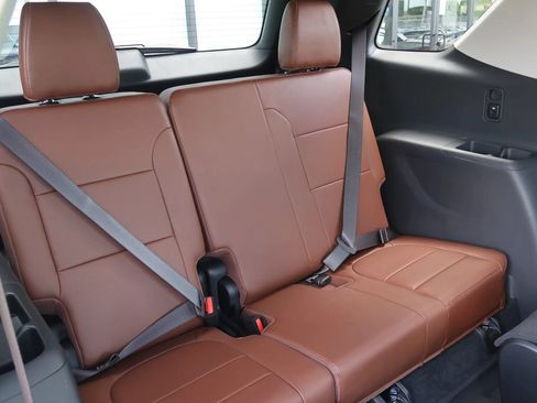 Used 2021 Chevrolet Traverse High Country FWD image 23